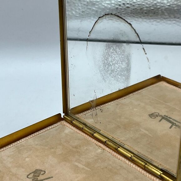 Columbia Fifth Ave large etched vintage compact. - Picture 2 of 10